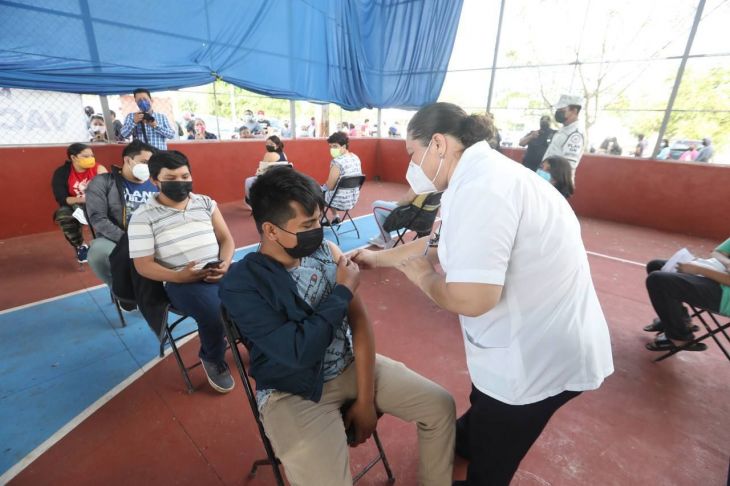 Con buena afluencia, arranca vacunación a jóvenes de 15 a 17 años en Mérida